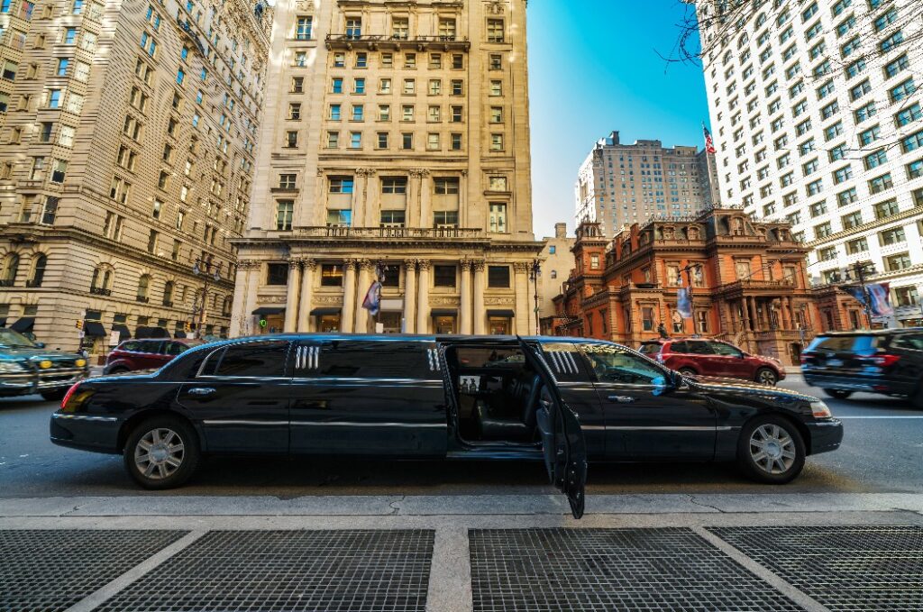 Undefinierte Luxuslimousine öffnet die Tür für die Vorbereitung eines VIP-Kunden in der Stadt Philadelphia in Down Town