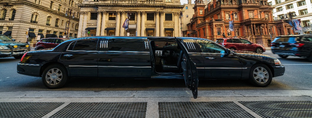 Undefinierte Luxuslimousine öffnet die Tür für die Vorbereitung eines VIP-Kunden in der Stadt Philadelphia in Down Town